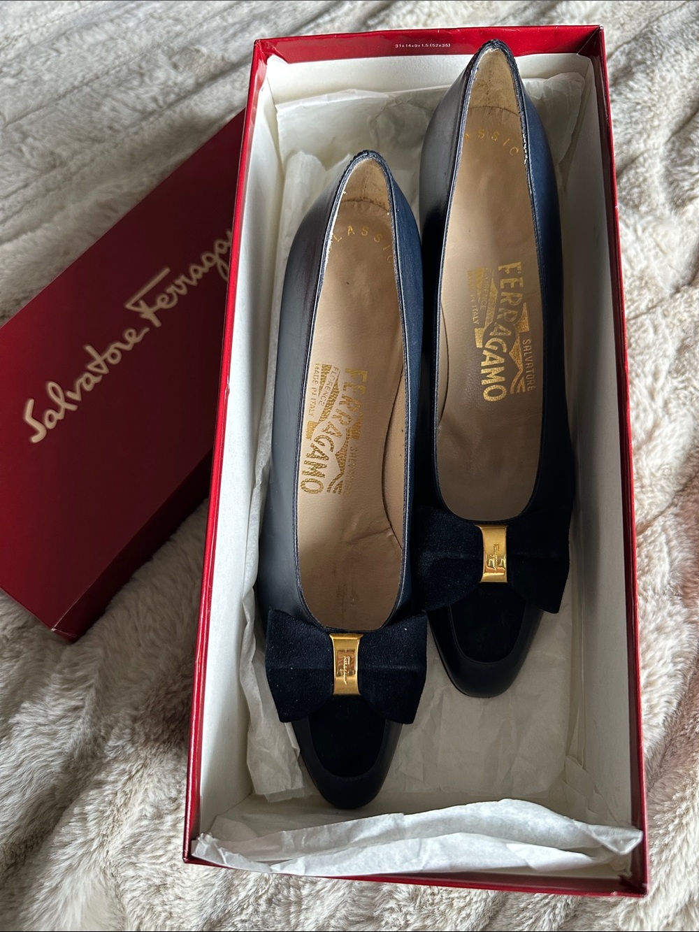 Salvatore Ferragamo Navy Blue Bow Leather pumps with Gold Hardware
